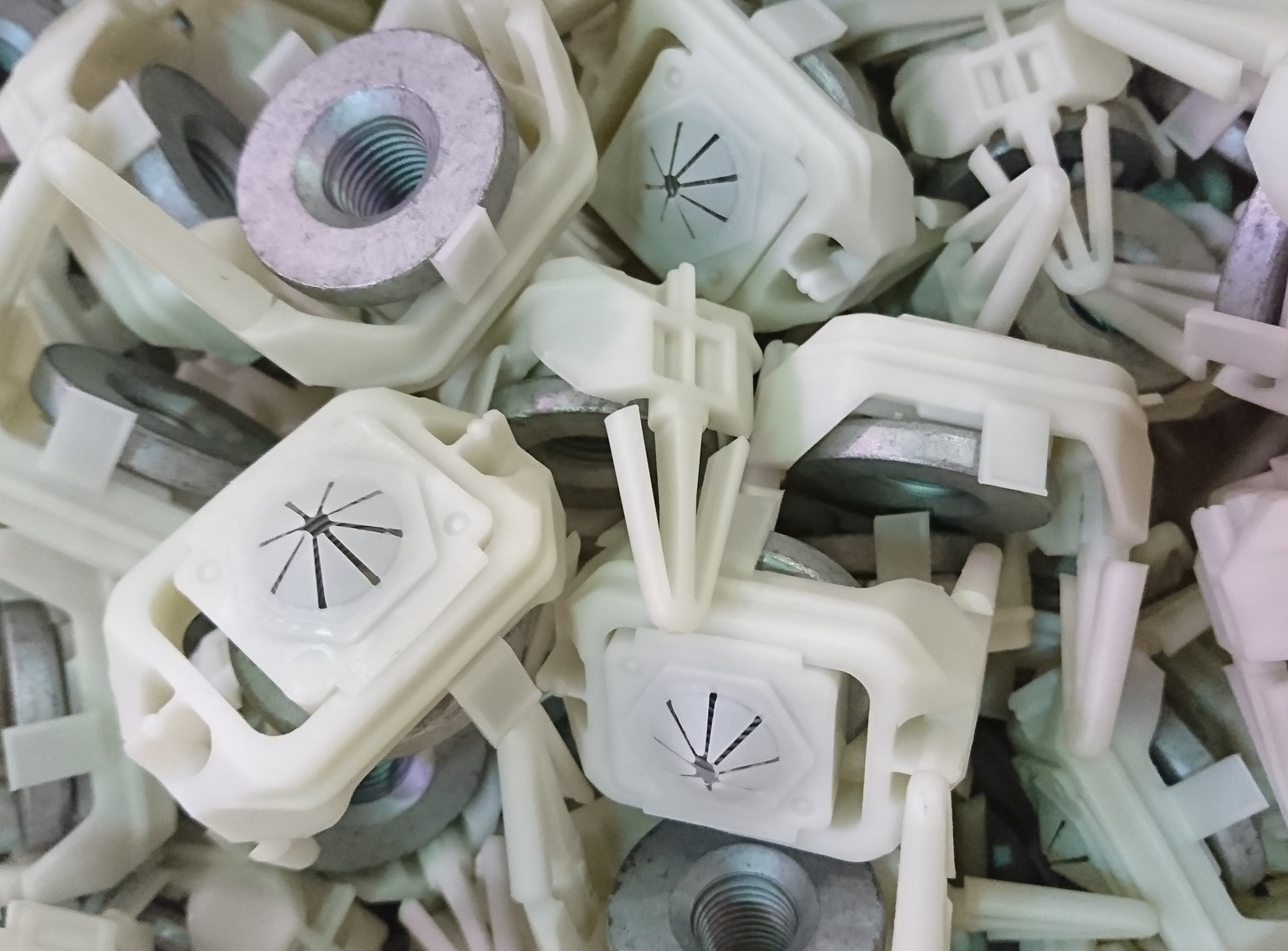 Fastening clips