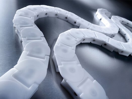 Multidirectional conveyor chains