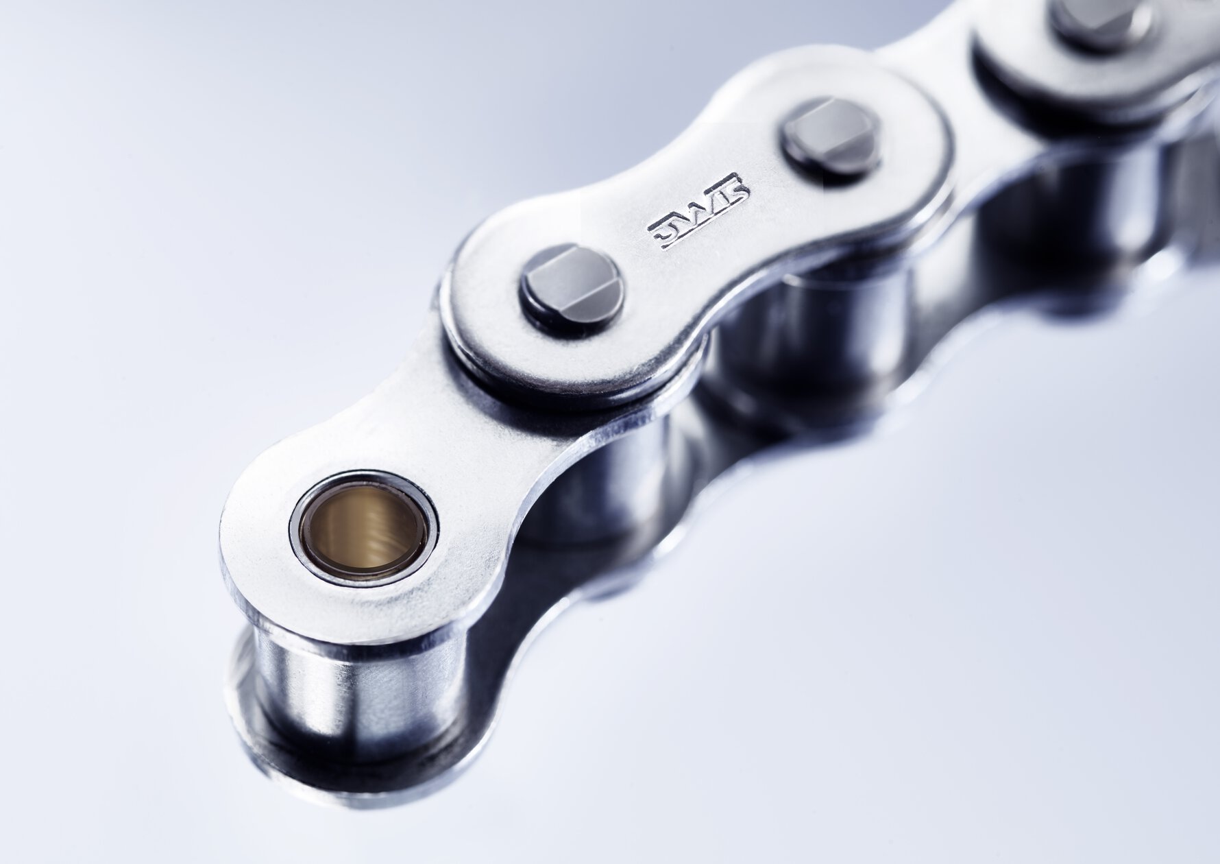 Low-maintenance and self-lubricating chains