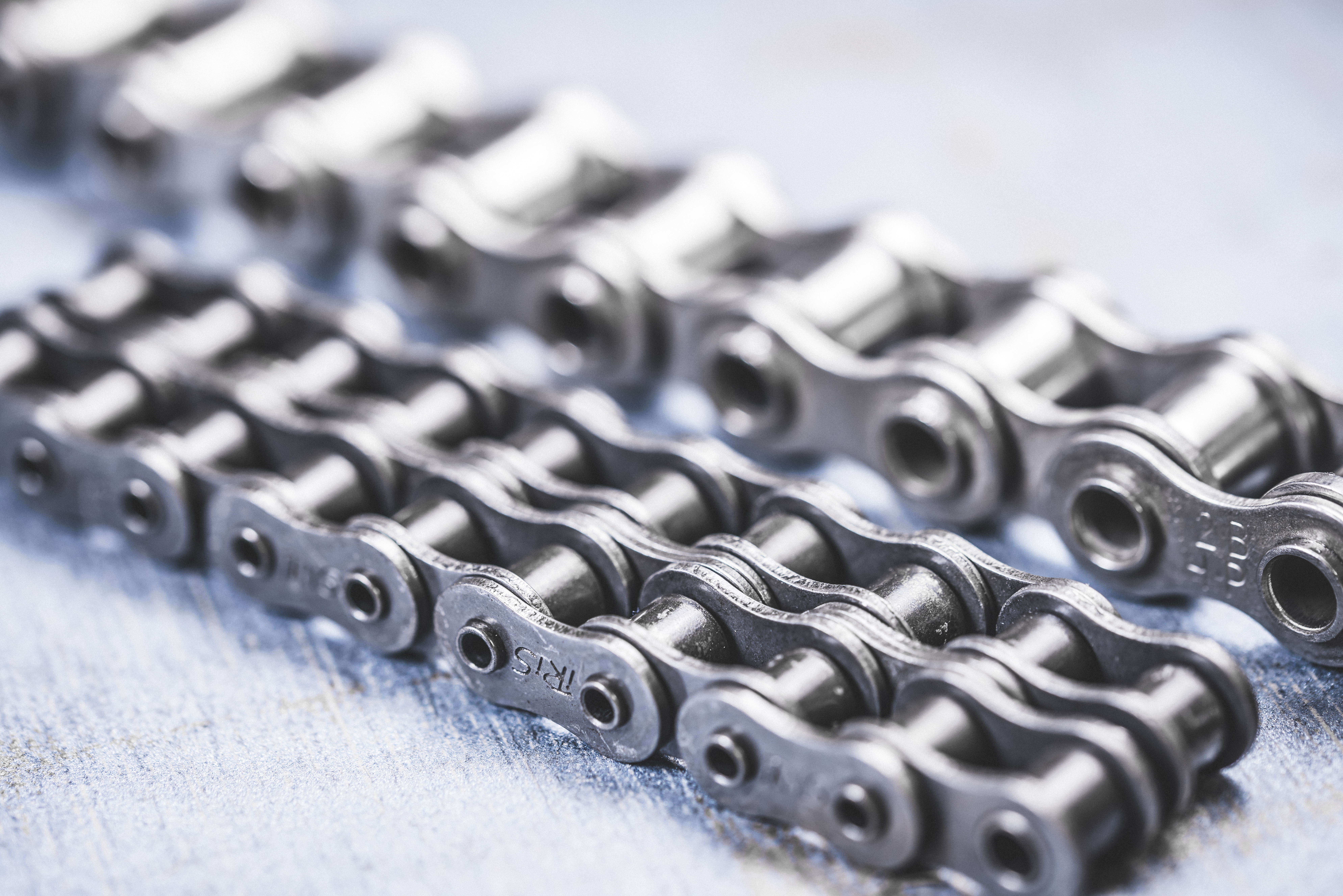 Iris Chains · Brand product example: Hollow-pin chains · 1 / 2