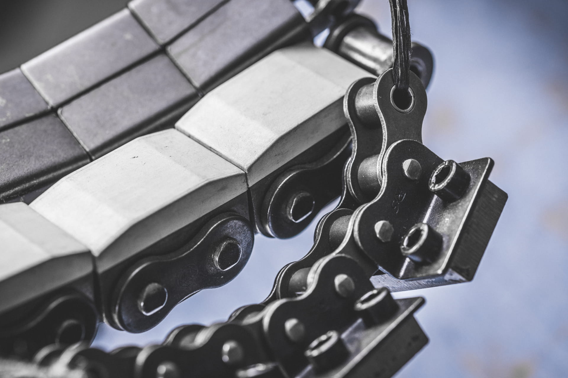 Iris Chains · Brand product example: Attachment chains · 3 / 3
