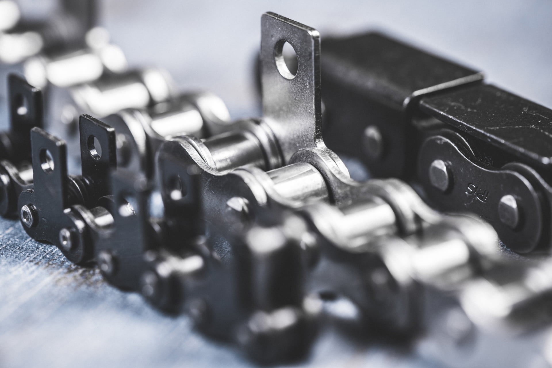 Iris Chains · Brand product example: Attachment chains · 1 / 3